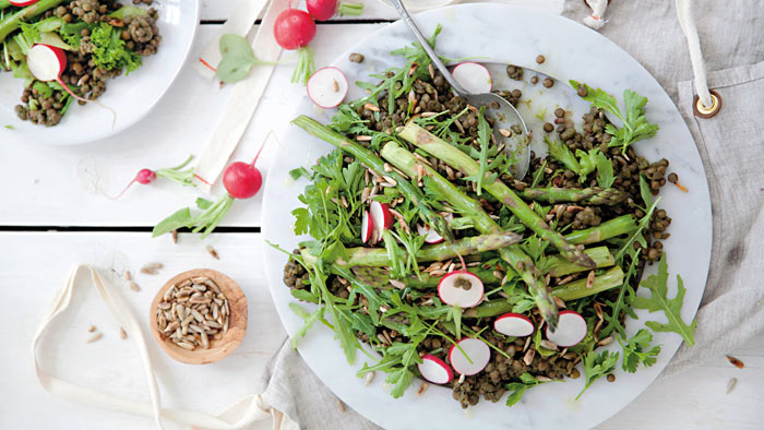Rezept für Salat mit Spargel, grünen Linsen & Bärlauch-Dressing