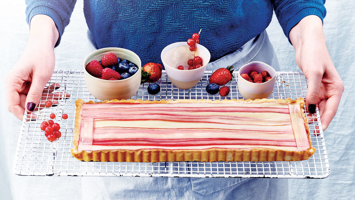 Kuchen auf Gitterrost mit Obst dekoriert | © Valéry Guedes