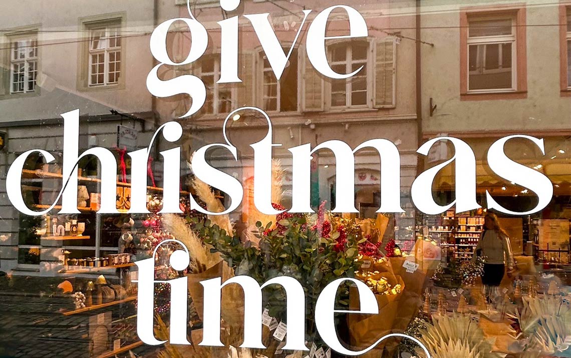 Schaufenster mit Slogan give christmas time | © Ulrich Peters Schaufenster mit Slogan give christmas time | © Ulrich Peters