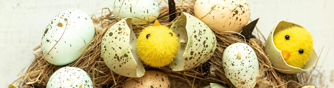 gebastelter Osterkranz mit Eierschalen und kleinen Küken | © Anastasiia Chepinska, Unsplash