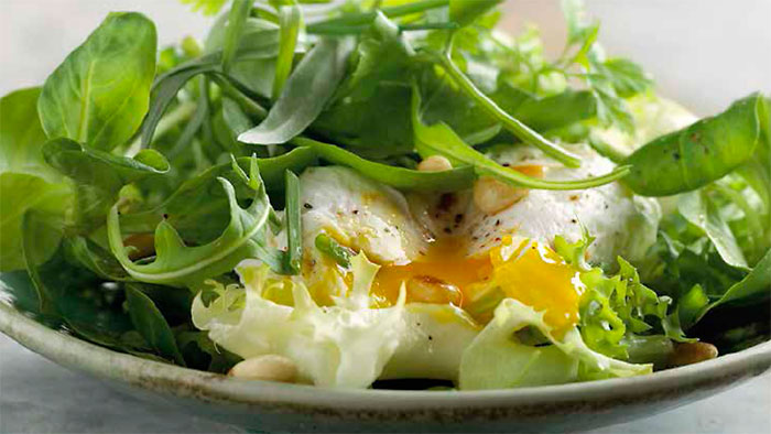 Rezept für Kräutersalat mit pochiertem Ei