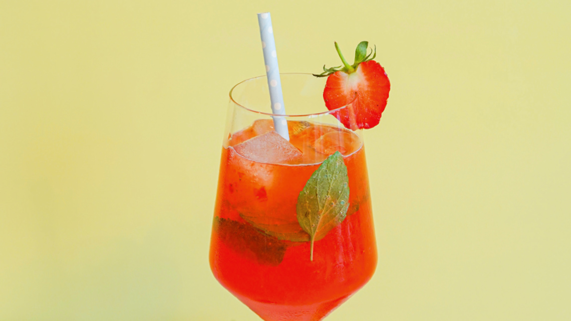 Glas mit Erdbeercocktail. | © Finken & Bumiller, Stuttgart