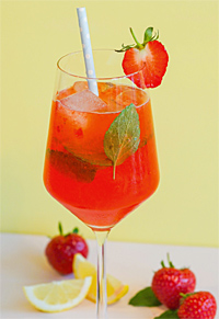 Glas mit Erdbeercocktail. | © Finken & Bumiller, Stuttgart