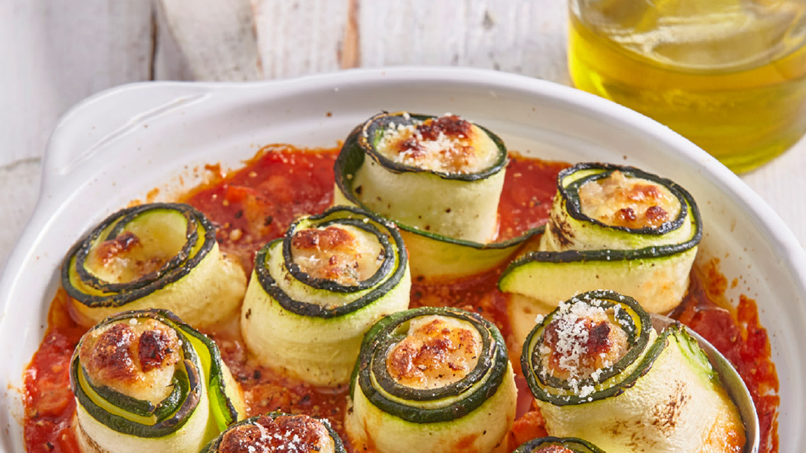 Überbackene Zucchiniröllchen in Auflaufform. | © Stockfood/Profimedia Überbackene Zucchiniröllchen in Auflaufform. | © Stockfood/Profimedia