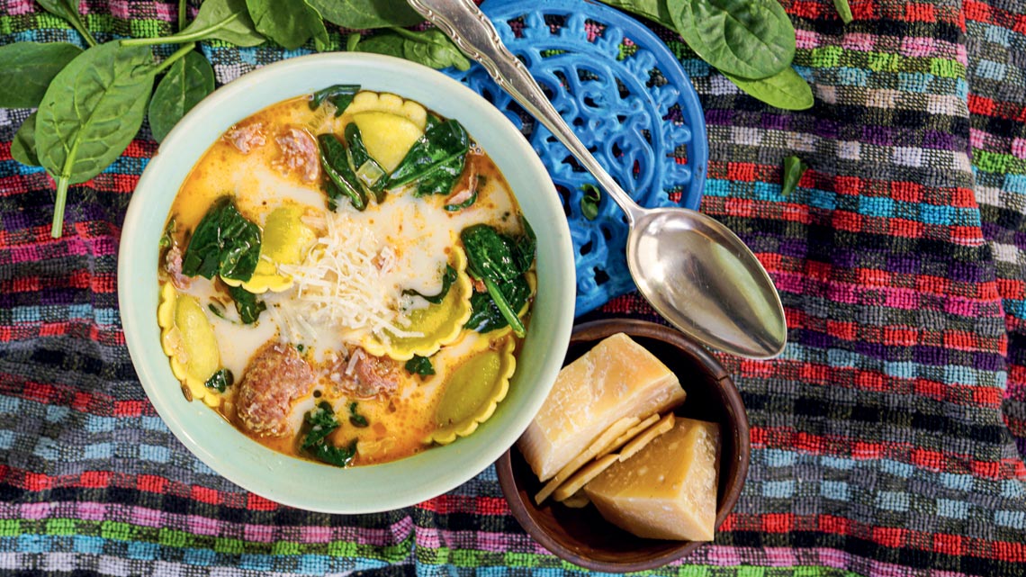 Teller mit Tortellini-Suppe. | © Marie Feldt und Finken & Bumiller Teller mit Tortellini-Suppe. | © Marie Feldt und Finken & Bumiller