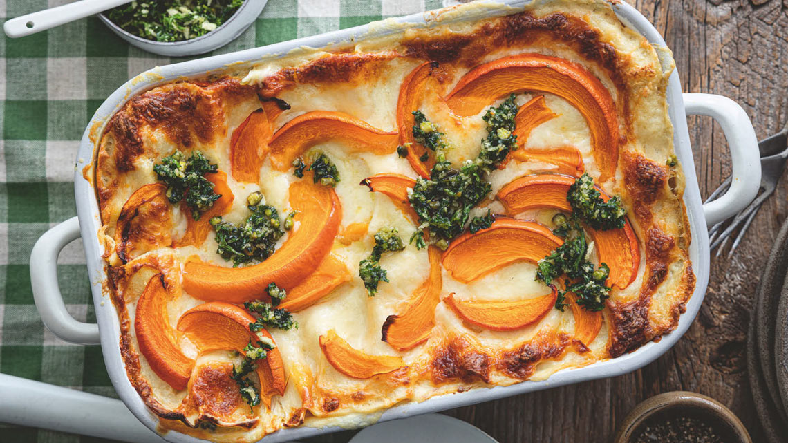 Kürbislasagne in weißer Auflaufform. | © Saskia van Deelen Kürbislasagne in weißer Auflaufform. | © Saskia van Deelen