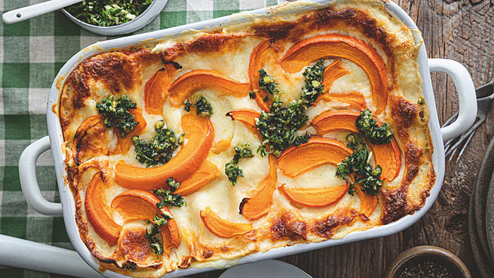 Kürbislasagne in weißer Auflaufform. | © Saskia van Deelen