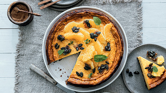 Angeschnittener Kürbiskuchen, mit einem Stück davon auf Teller. | © Saskia van Deelen