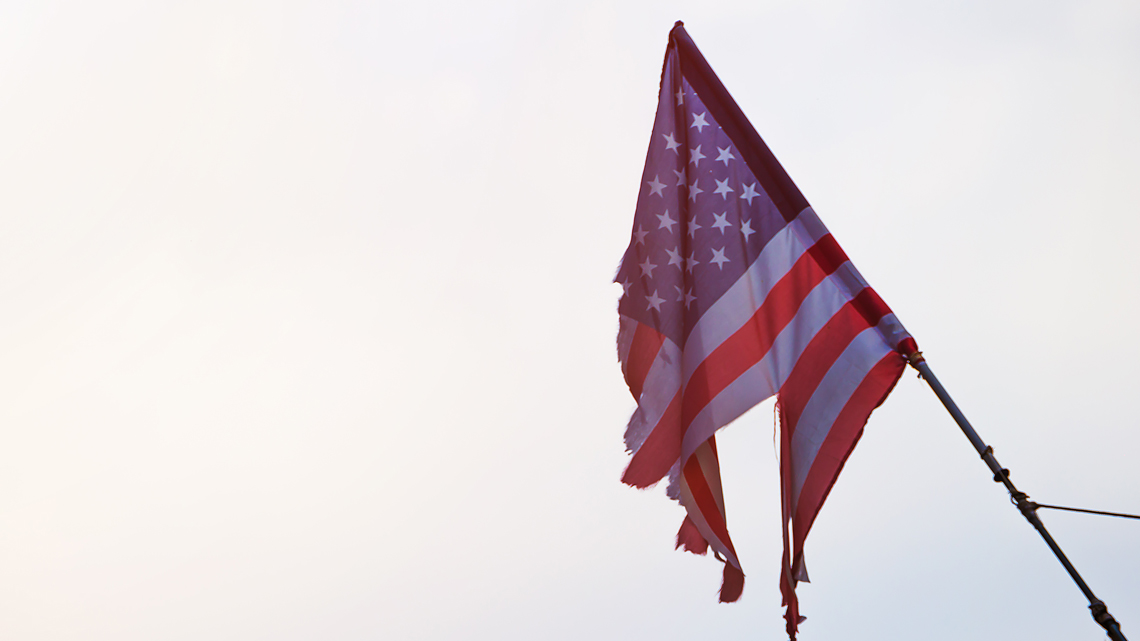 Zerrissene amerikanische Flagge. | © shutterstock.com Zerrissene amerikanische Flagge. | © shutterstock.com
