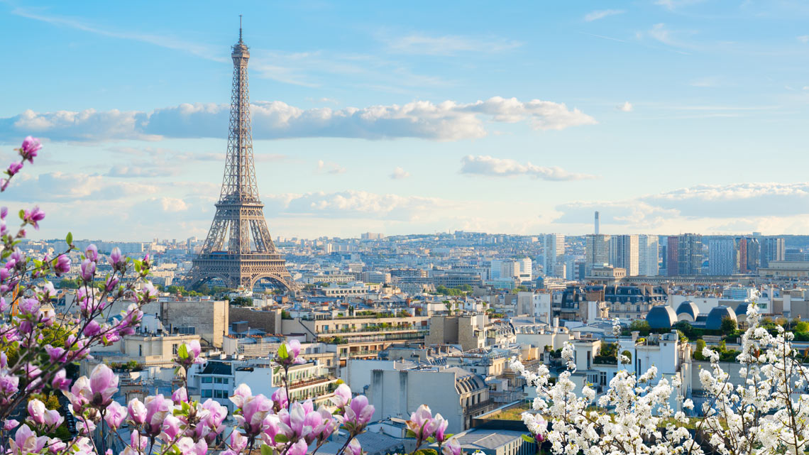 Stadtbild Paris, mit Blick auf den Eiffelturm. | © shutterstock.com Stadtbild Paris, mit Blick auf den Eiffelturm. | © shutterstock.com