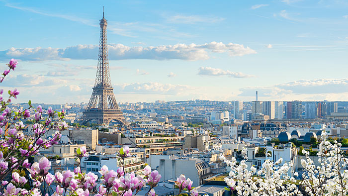 Stadtbild Paris, mit Blick auf den Eiffelturm. | © shutterstock.com