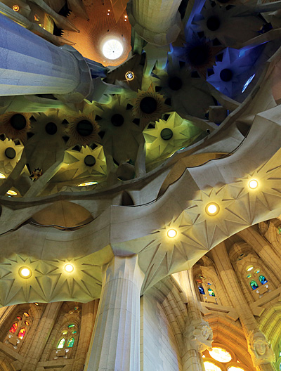 Sagrada Família, Detail Kapellenkranz; Museum Sagrada Família, Modell eines sternförmigen Rotationshyperboloiden aus dem Deckengewölbe | © Ulrich Peters