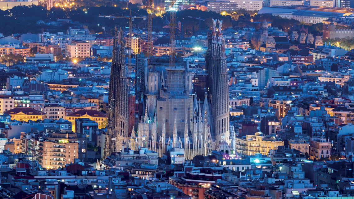 Sagrada Família, nächtliche Ansicht der Baustelle oberhalb der Apsis. | ©  IakovKalinin/iStock