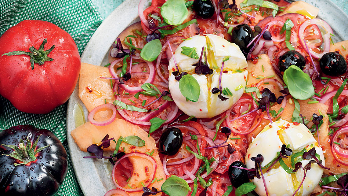 Tomaten-Melonen-Carpaccio angerichtet mit Burrata. | © StockFood/StockFood Studios/ Neubauer, Mathias