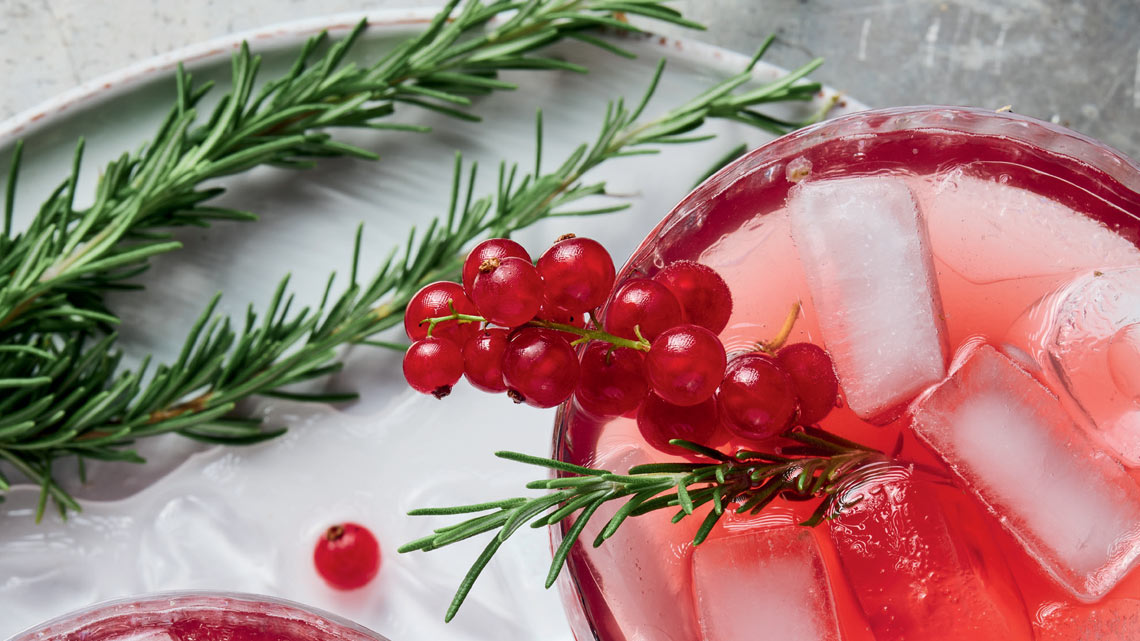 Rosmarin-Johannisbeer-Getränk mit Eiswürfeln. | © Joel Schindler, Louis Kaiser Rosmarin-Johannisbeer-Getränk mit Eiswürfeln. | © Joel Schindler, Louis Kaiser