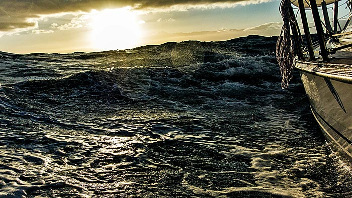 Antikes Segelschiff auf dunkler See | © Tom Jur, unsplash