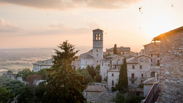 Assisi im Abendlicht. | © unsplash.com/Lachlan Gowen