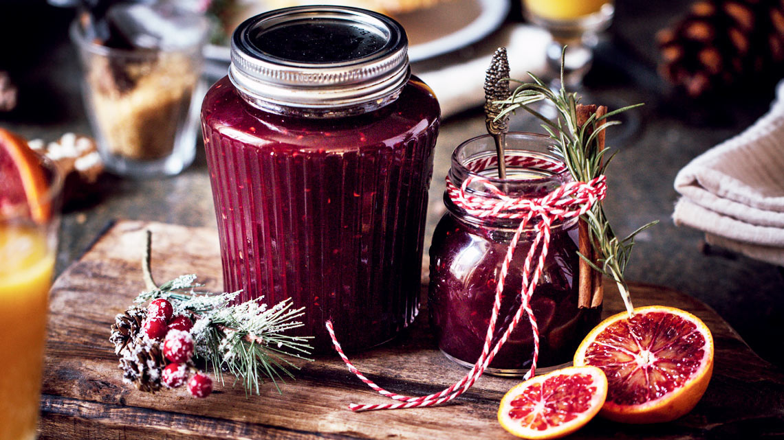 Gläser mit Glühweinaufstrich, dekoriert mit Tannenzweig und Orangenscheiben. | © Belinda Hausner Gläser mit Glühweinaufstrich, dekoriert mit Tannenzweig und Orangenscheiben. | © Belinda Hausner