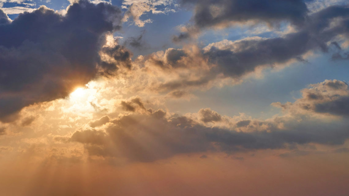 Sonne am Himmel, die durch die Wolken hindurchscheint. | © unsplash
