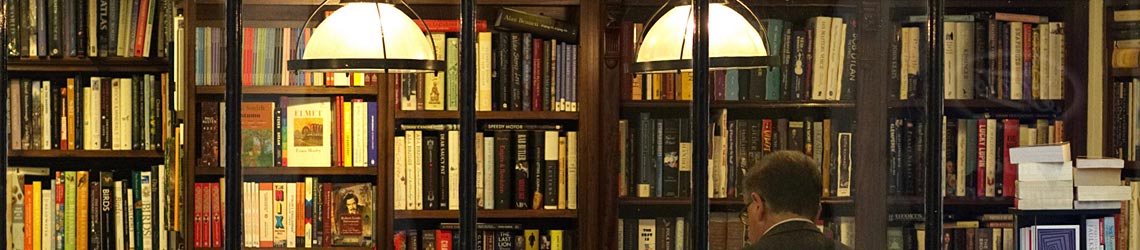 Buchregale in einer Buchhandlung. | © pexels.com