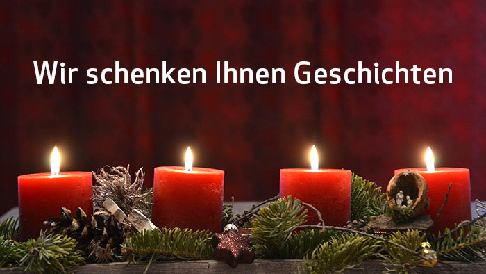 Wir schenken Ihnen Geschichten - im Hintergrund vier brennende Adventskerzen