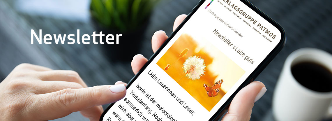 Frau liest einen Newsletter der Verlagsgruppe Patmos am Smartphone