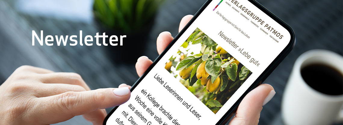 Frau liest einen Newsletter der Verlagsgruppe Patmos am Smartphone