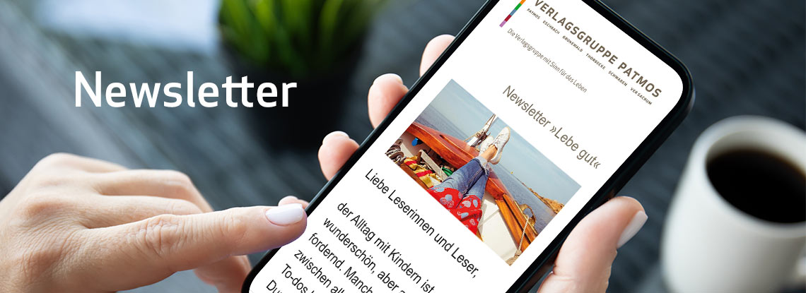 Frau liest einen Newsletter der Verlagsgruppe Patmos am Smartphone