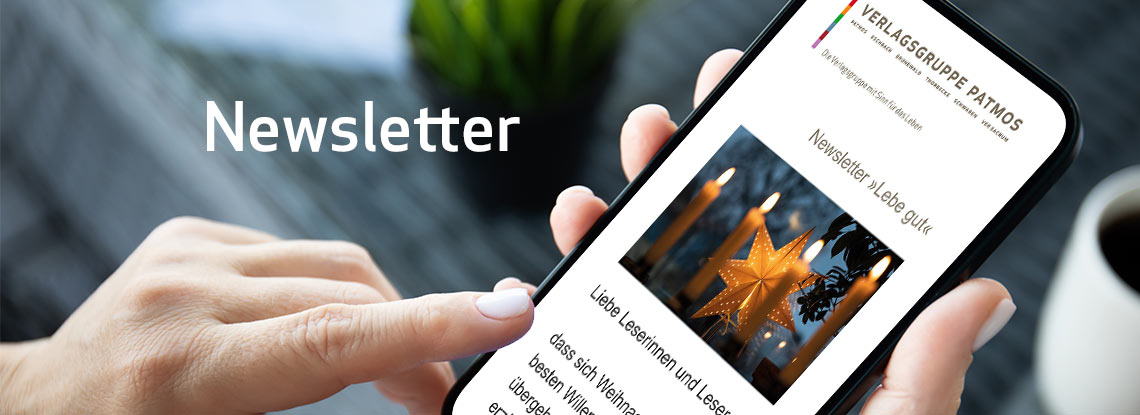Frau liest einen Newsletter der Verlagsgruppe Patmos am Smartphone