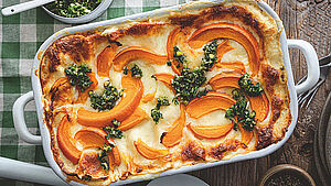 Kürbislasagne in weißer Auflaufform. | © Saskia van Deelen