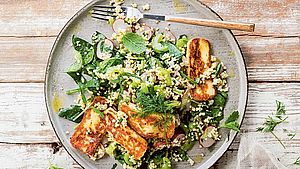 Teller mit Taboulé mit Kräutern und Halloumi. | © stockfood