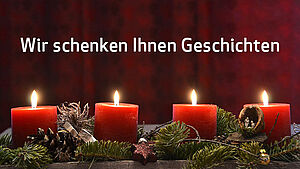 Wir schenken Ihnen Geschichten - im Hintergrund vier brennende Adventskerzen