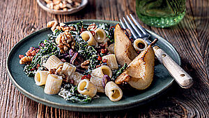 Teller Nudeln mit Wirsing, Birnen und Speck. | © Saskia van Deelen