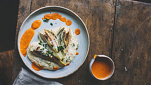Angerichteter Ofenfenchel auf Polenta | © Kathrin Salzwedel