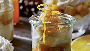 Orangen-Tiramisu in Glas angerichtet. | © Christina Heß