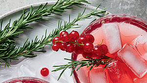 Rosmarin-Johannisbeer-Getränk mit Eiswürfeln. | © Joel Schindler, Louis Kaiser