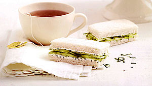 Gurken-Frischkäse-Sandwiches mit einer Tasse Tee. | © Fénot/Photocuisine