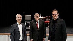 v.l.n.r.: Heinrich Riethmüller (Osiander), Karl-Josef Kuschel und Ulrich Peters (Vorstand Schwabenverlag AG)