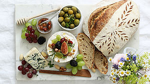 Antipastiplatte mit einem Leib Brot | © Birigt Fazis