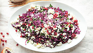 Linsen mit Rotkohl & Granatapfel serviert | © Sandra Mahut