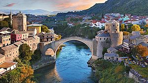 Luftaufnahme der historischen Mostar-Brücke in Mostar. | © MehmetO, shutterstock.com