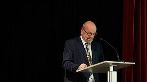 Georg Langenhorst am Rednerpult. | © Tina Schwabe