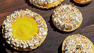 Zitronentarte auf Holztisch. | © Finken & Bumiller, Stuttgart