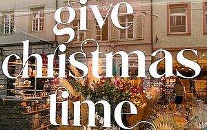 Schaufenster mit Slogan give christmas time | © Ulrich Peters