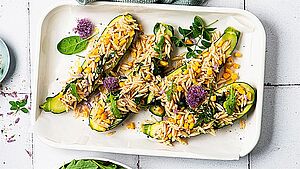 Gefüllte Zucchini auf weißer Platte angerichtet. | © StockFood/Schall, Ewgenija
