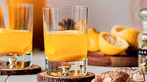 Zwei Gläschen gefüllt mit Ingwershot. | © Jana Eisert