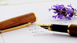 Geöffneter Füller liegt auf beschriebenem Briefpapier. | © pixabay.com