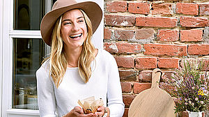 Lynn Hoefer hält einen selbstgebackenen Muffin in der Hand.