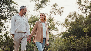 Mann und Frau laufen Händchenhaltend durch einen Park | © Fit Ztudio / shutterstock.com