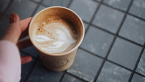 Hand an Coffee-to-go-Becher. | © unsplash